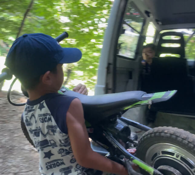 子供がバイクを車に乗せている様子