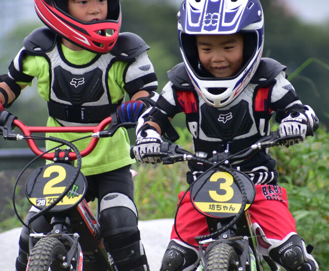 子供がモトバイクに乗っている様子