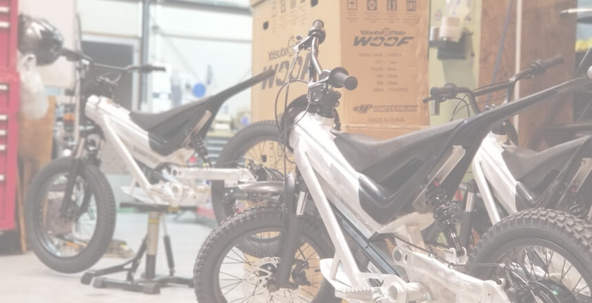 子供がモトバイクに乗っている様子