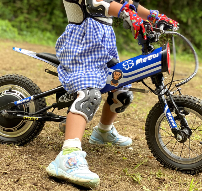 子供がモトバイクに乗っている様子