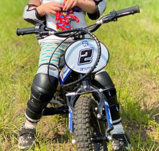 子供がモトバイクに乗っている様子