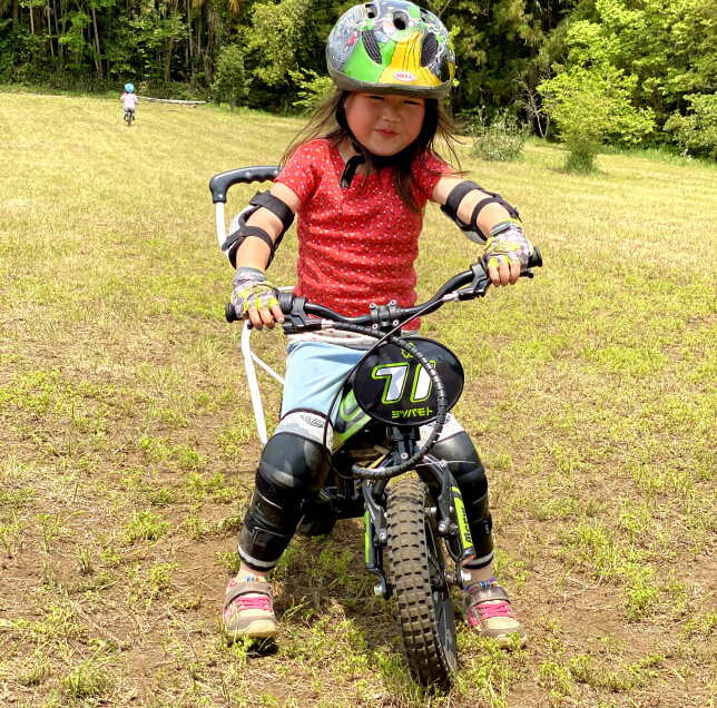 子供がモトバイクに乗っている様子