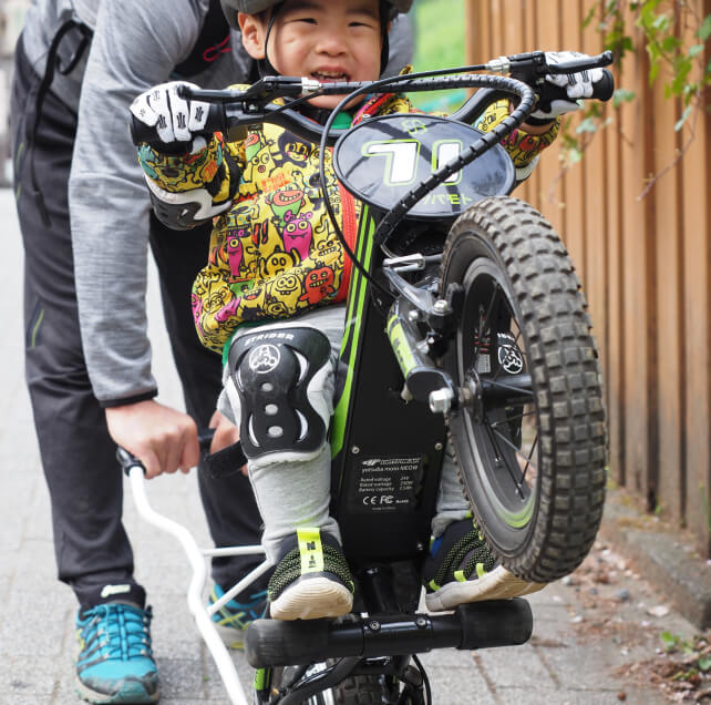 子供がモトバイクに乗っている様子