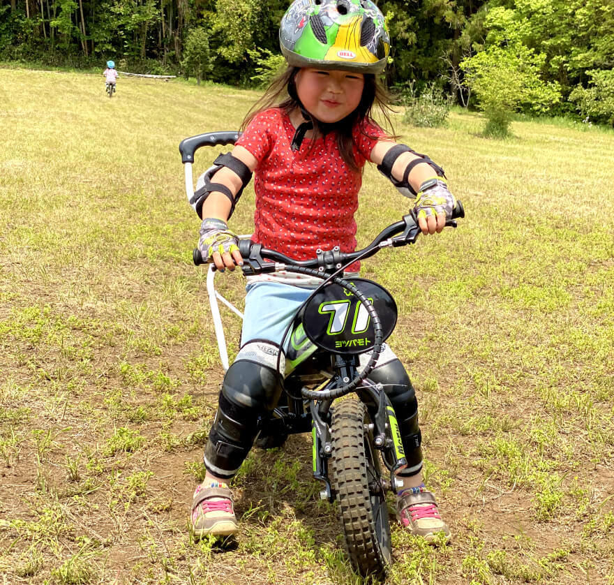 子供がキックバイクに乗っている様子