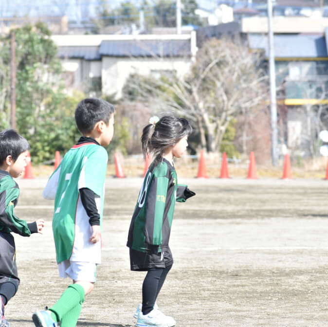 子供がサッカーをしている様子