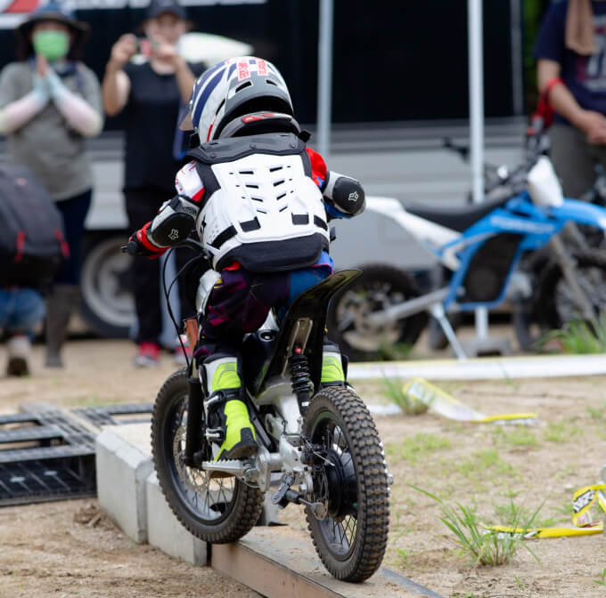 子供がモトバイクに乗っている様子