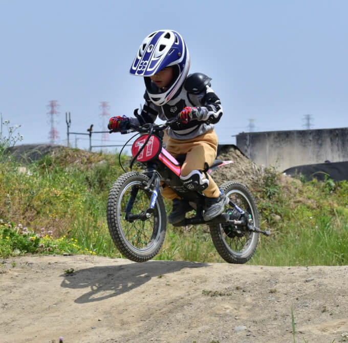 子供がモトバイクに乗っている様子