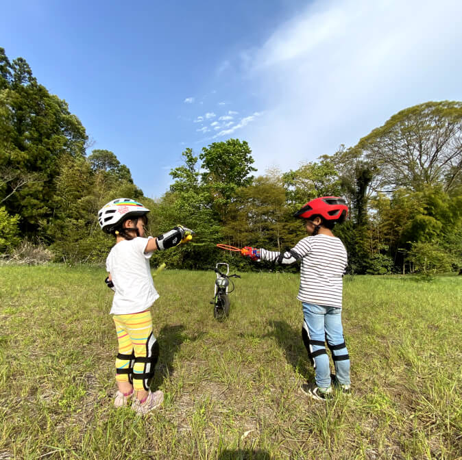 子供が公園で遊んでいる様子