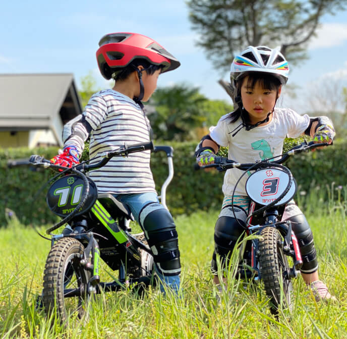 子供がミニバイクで遊んでいる様子