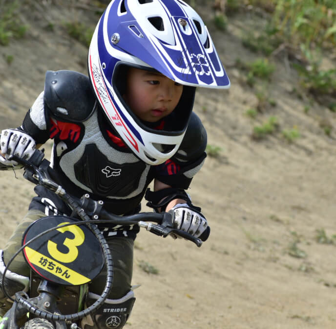 子供がモトバイクに乗っている様子