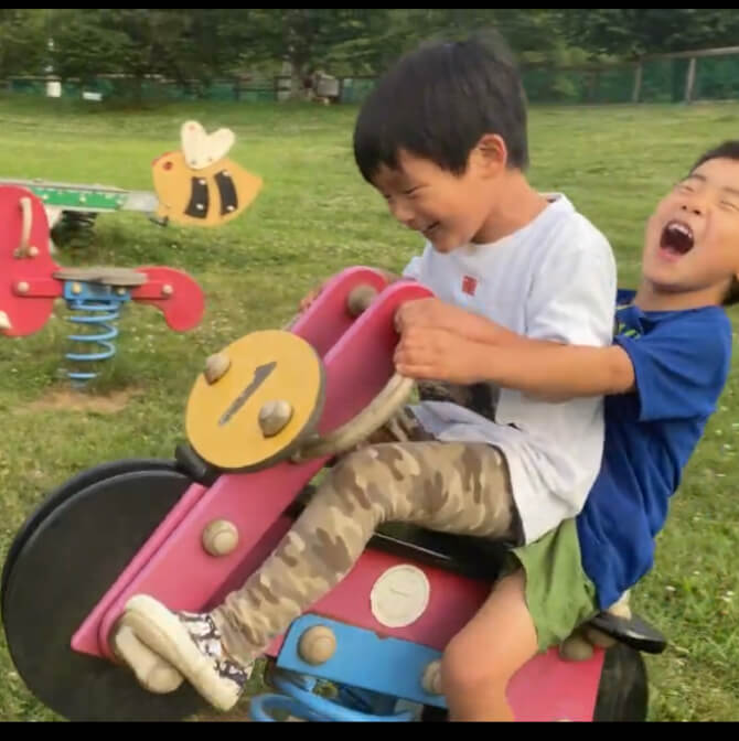 子供が遊具で遊んでいる様子