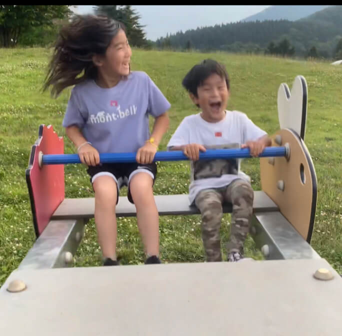 子供が遊具で遊んでいる様子