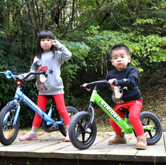 子供がキックバイクに乗っている様子