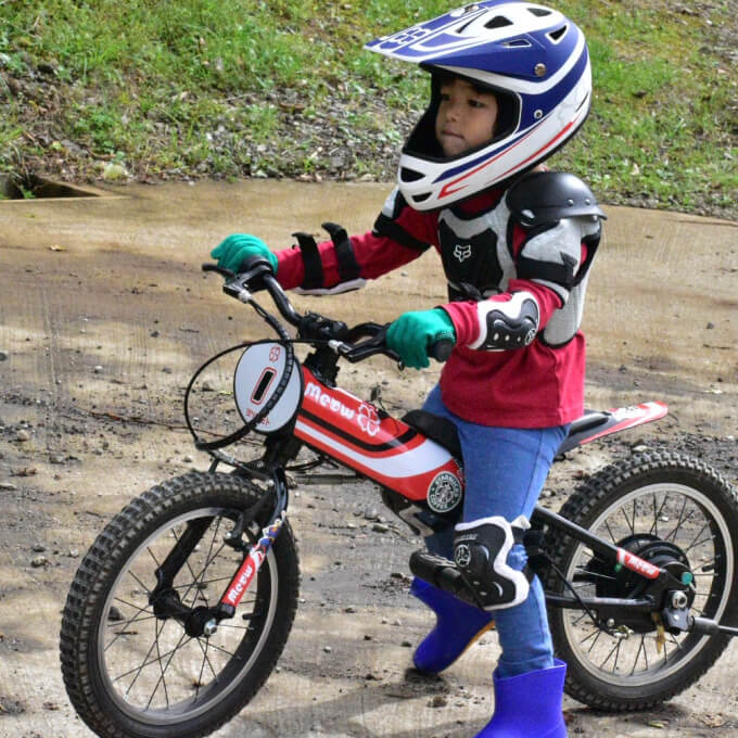 子供がモトバイクに乗っている様子