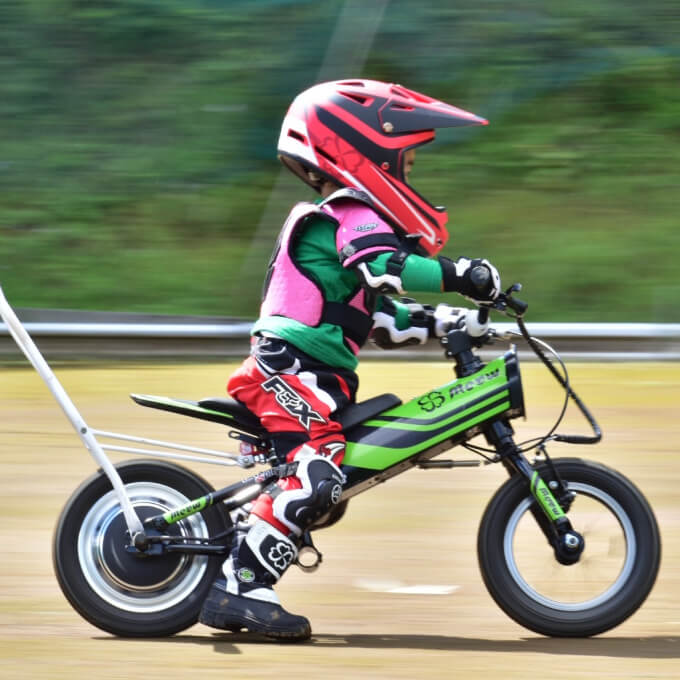 子供がモトバイクに乗っている様子