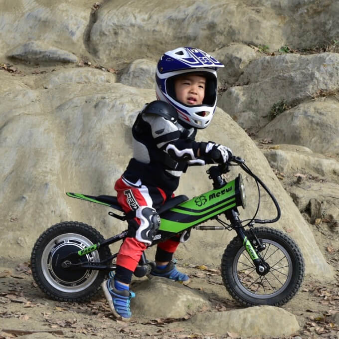 子供がモトバイクに乗っている様子