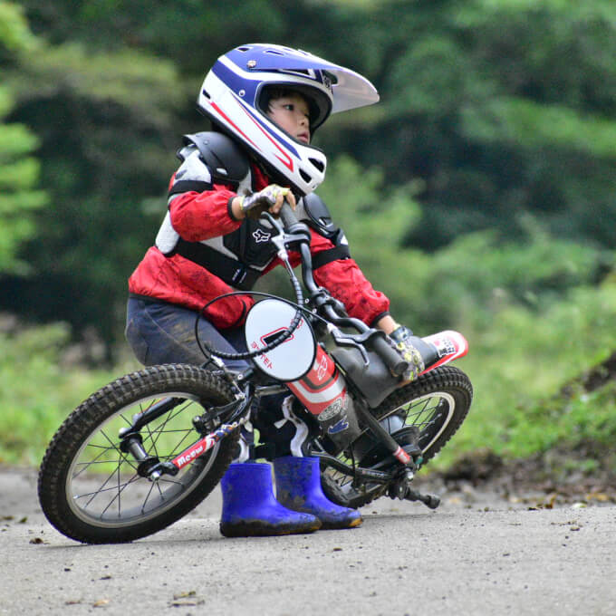 子供がモトバイクに乗っている様子